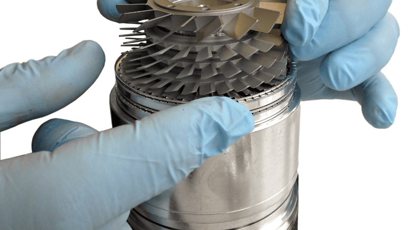 Trabajadores con guantes de nitrilo operando máquina