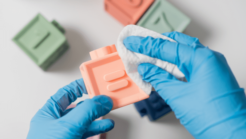 Los trabajadores limpian productos de silicona con guantes de caucho natural