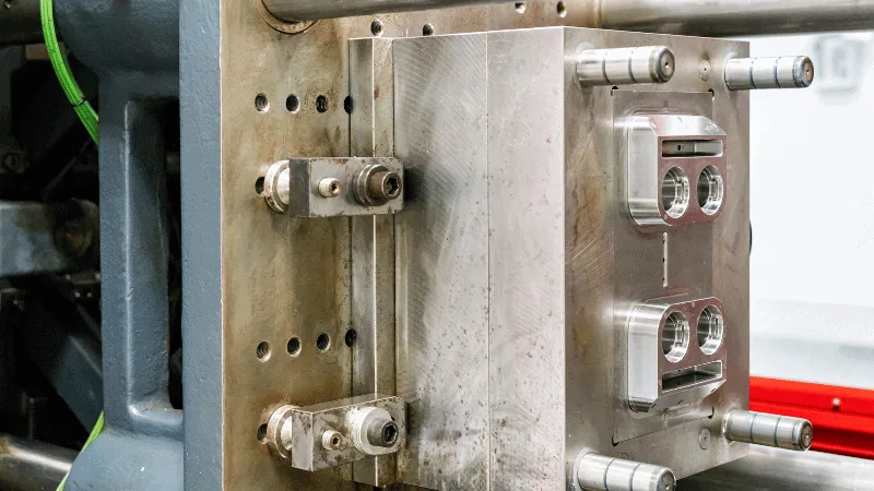 Closing the mold tightly