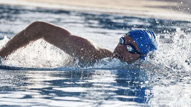 Swimming goggles